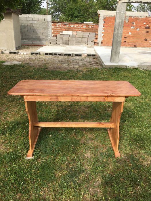 Дървена маса от масивно дърво