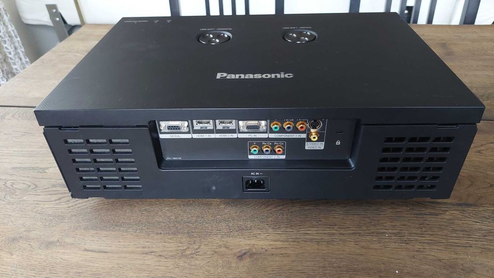Videoproiector Panasonic Cinema Full HD, lampa noua