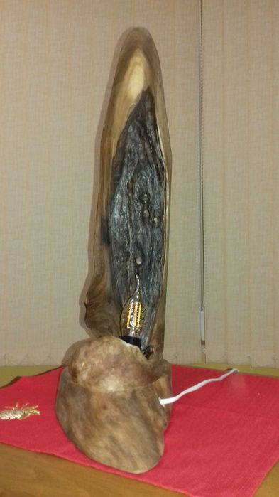 Ръчно изработени часовници и лампи от орех