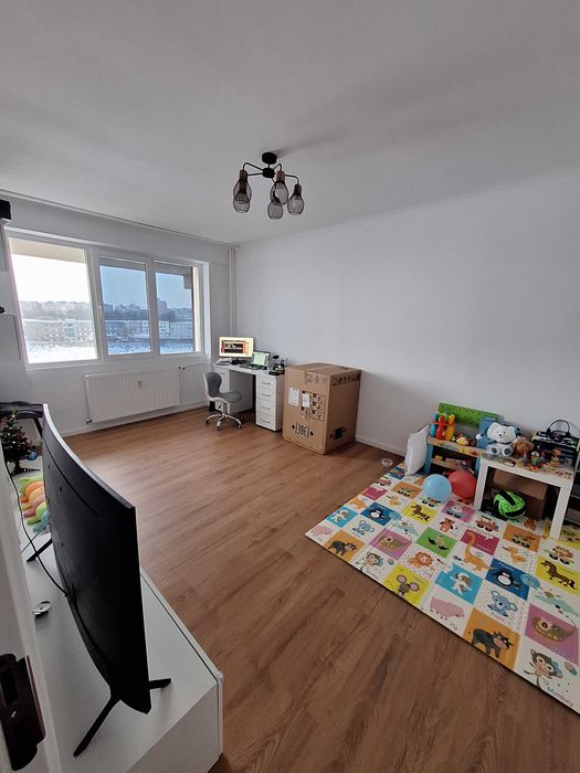 Vând apartament 3 camere 63 mp utili