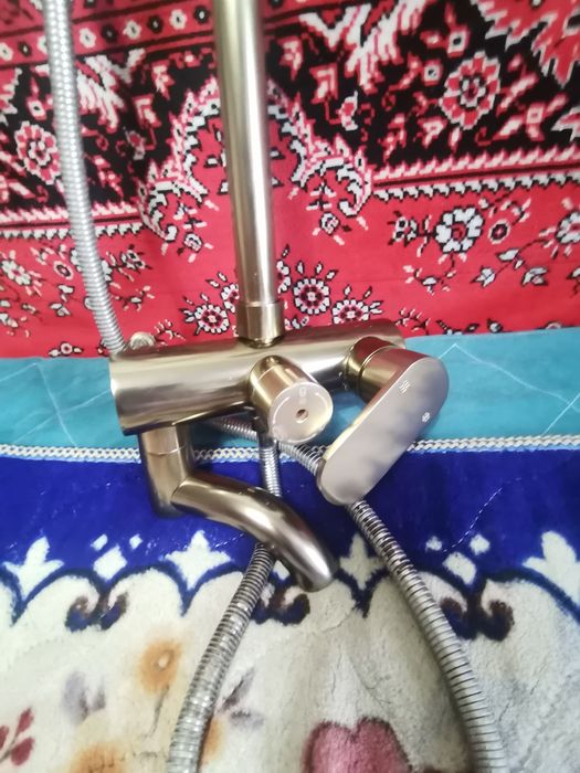 Продаю ванный набор. Смеситель + лейка .