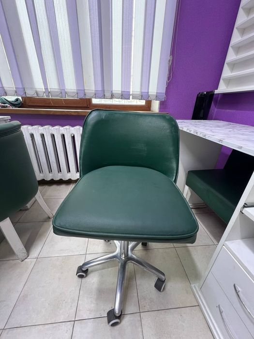 Продам маникюрный стол со стульями