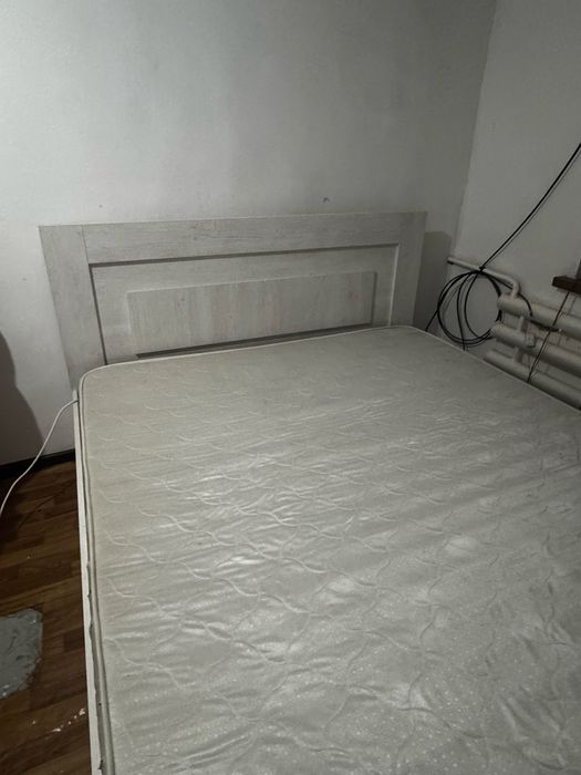 Двуспальная кровать с матрасом