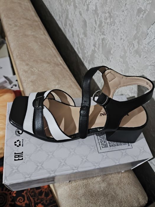 Продам босоножки