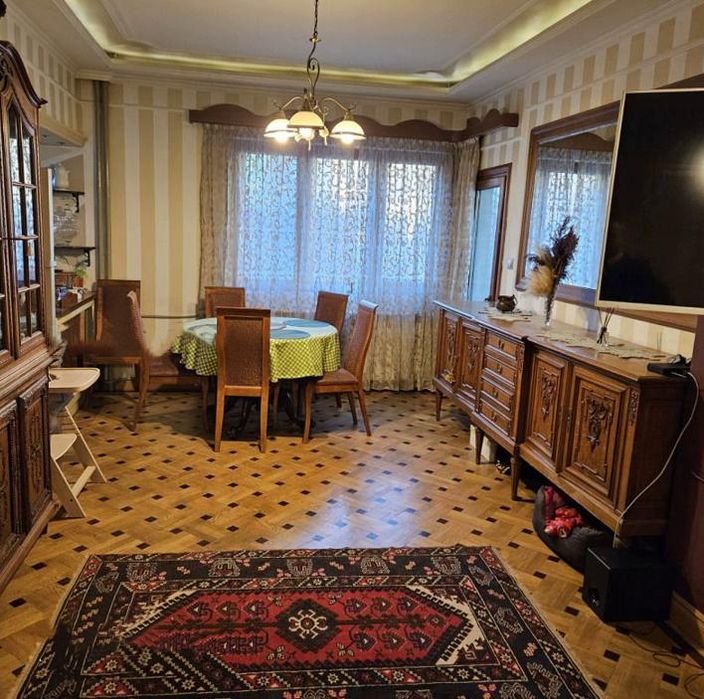 Дава се под наем Тристаен апартамент в София, Център - 100 кв.м за 1000 € - Снимка #1