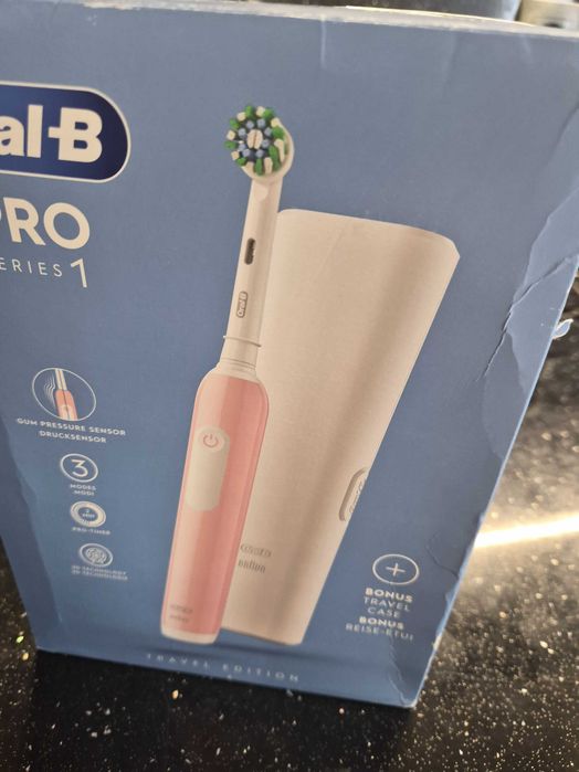 Електрическа четка за зъби Oral-B Pro Series 1 в розов цвят,