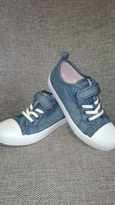 Lot teniși, pt fete,cu adeziv si șiret,in stare foarte buna