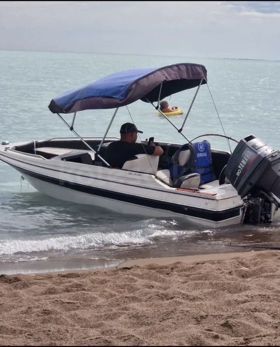 Катер для водной прогулки