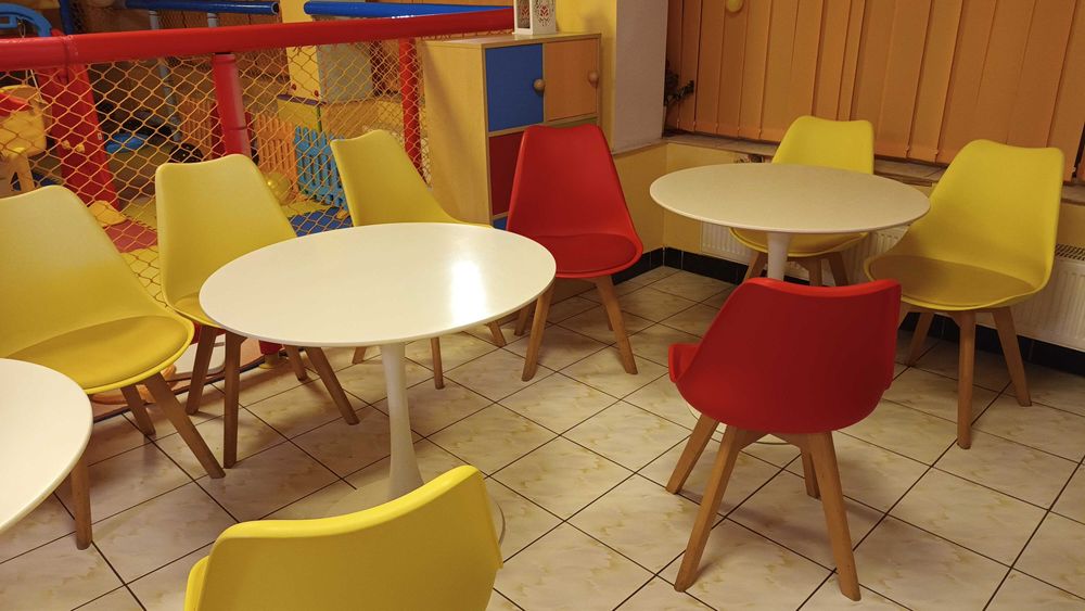 Mese albe, rotunde si scaune colorate