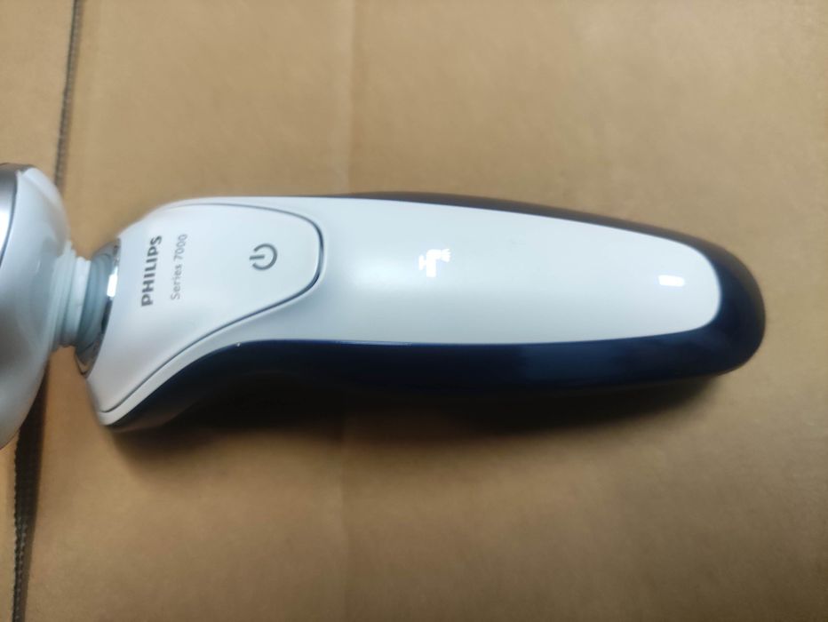 Продавам philips serie 7000