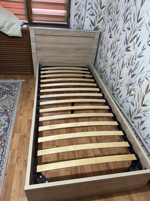 Кровать с матрасом в отличном состоянии