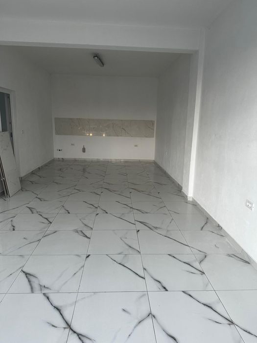 Vand spatiu comercial Albesti la drumul mational .