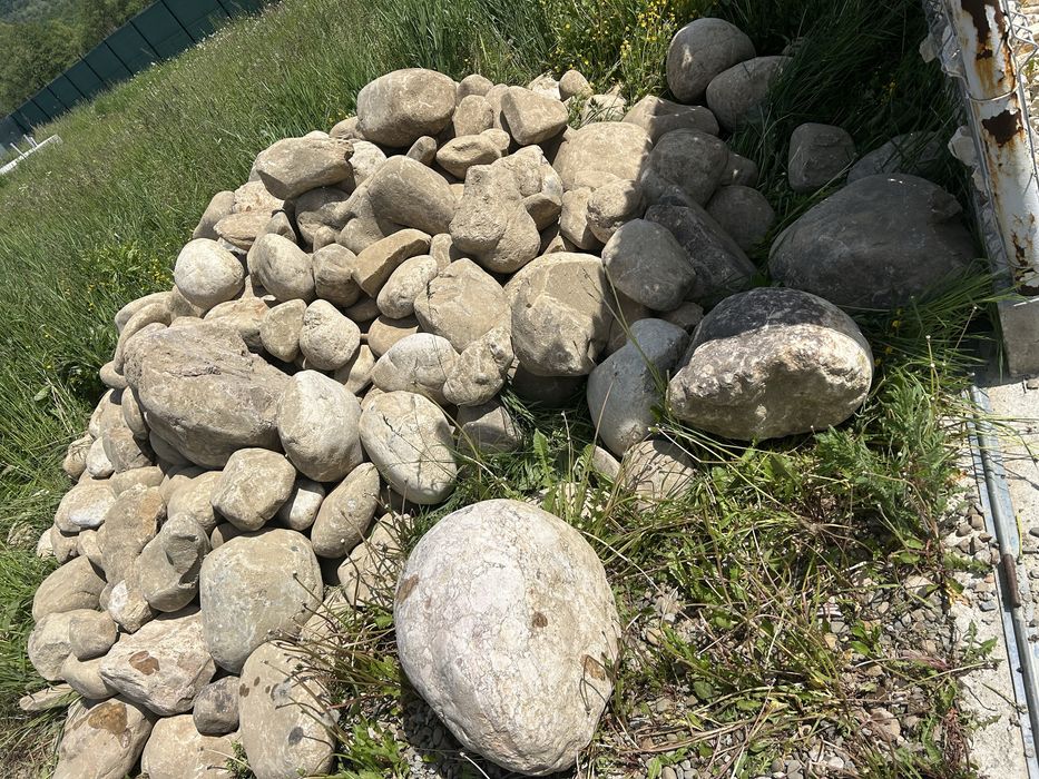 Piatra decorativa iaz helesteu fantana cascada bolovani calcar de rau