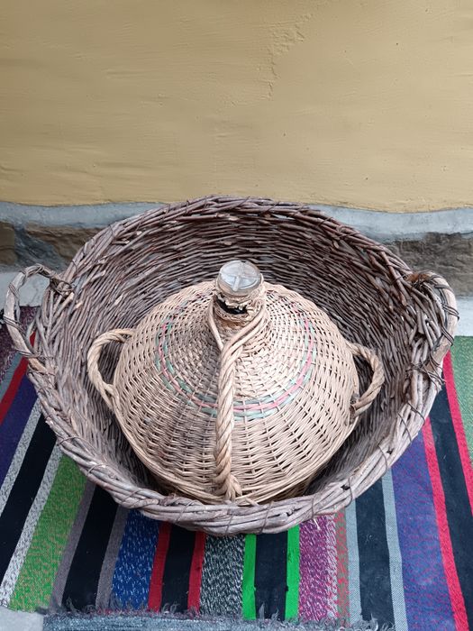 Дървен кош с плетена дамаджана