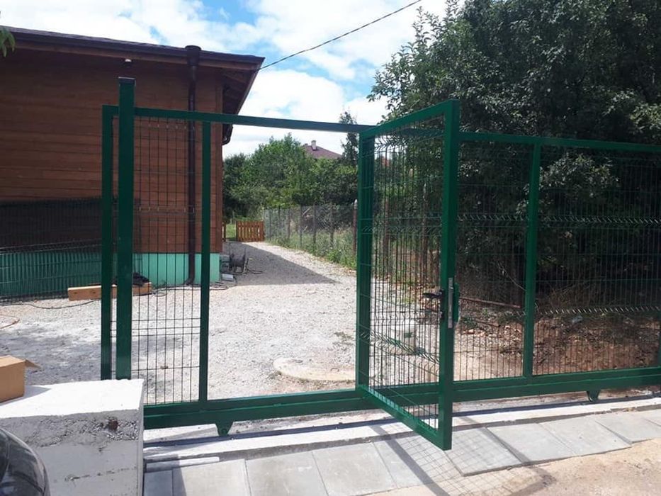 Оградни портали и врати - оборудвани с колове, панти, брава, дръжка