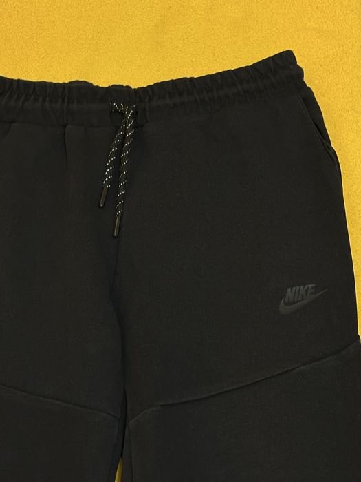 Pantaloni nike tech