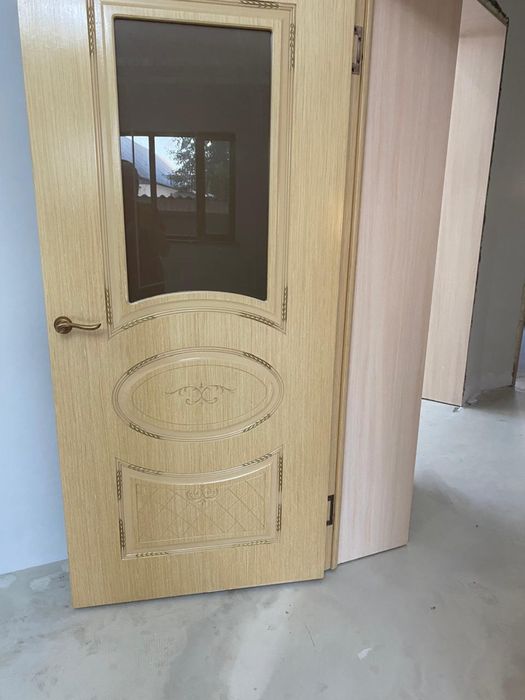 Продаю деревянную дверь