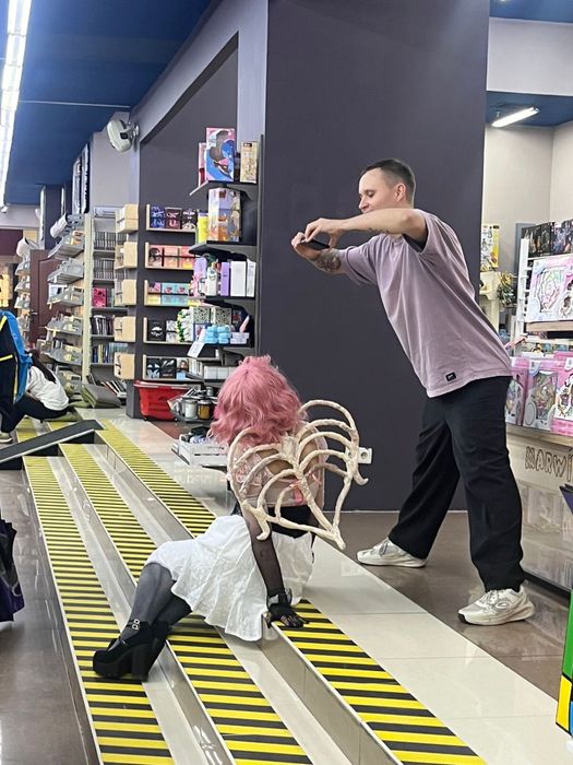 Розовый парик чуть длинее каре