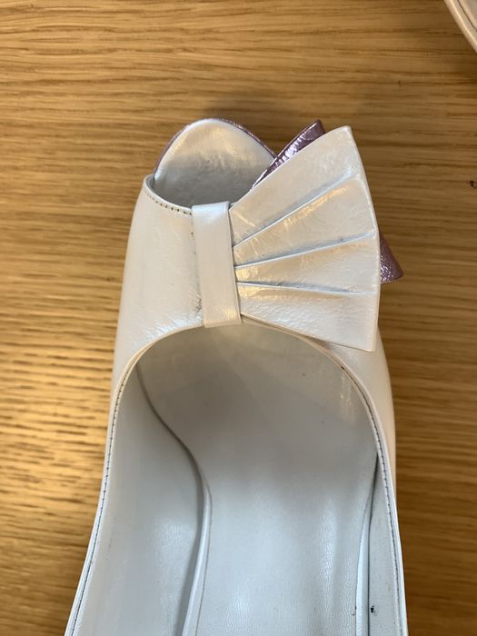 Pantofi sanda cu varf si calcai deschis, executati manual