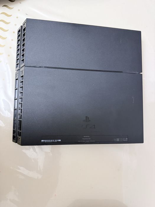 Playstation 4 400 GB с 2 джостиками несколько игр