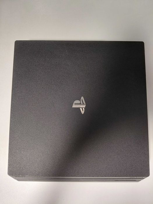 Продавам PlayStation 4 Pro (Пълен Комплект) – Обслужен, в Оригинална Кутия + 2 Джойстика и 9 Игри!