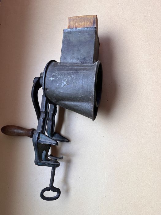 2 Mașini veche de stors fructe, legume și una de măcinat nucă