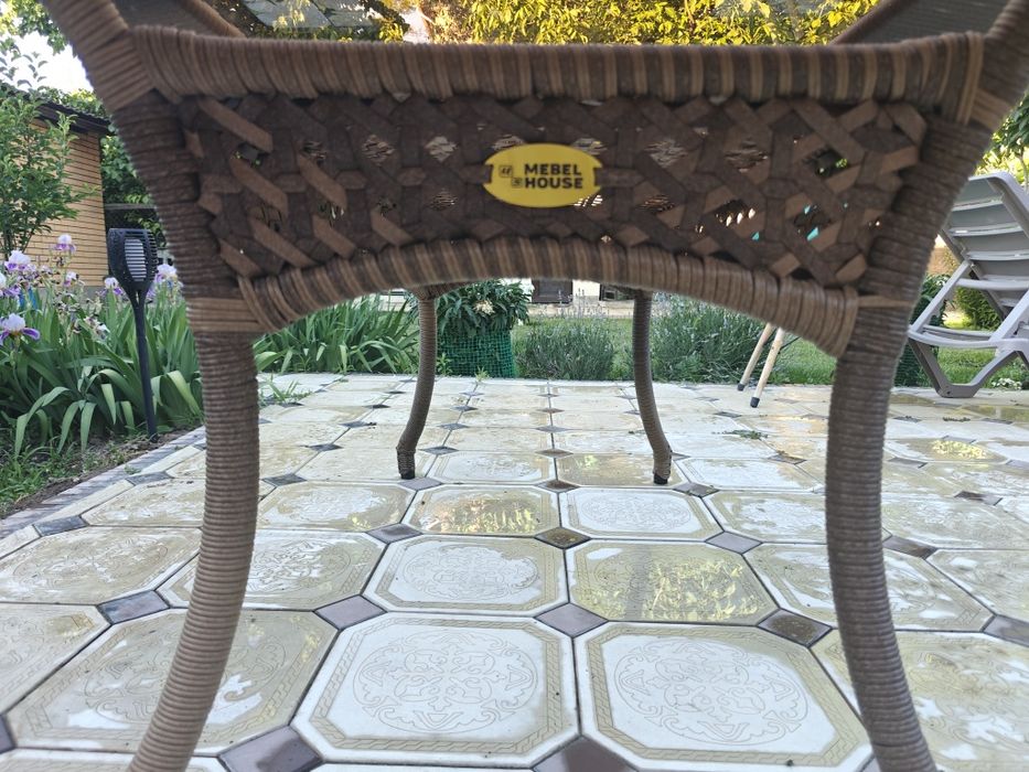 Стол из ротанга в идеальном состоянии