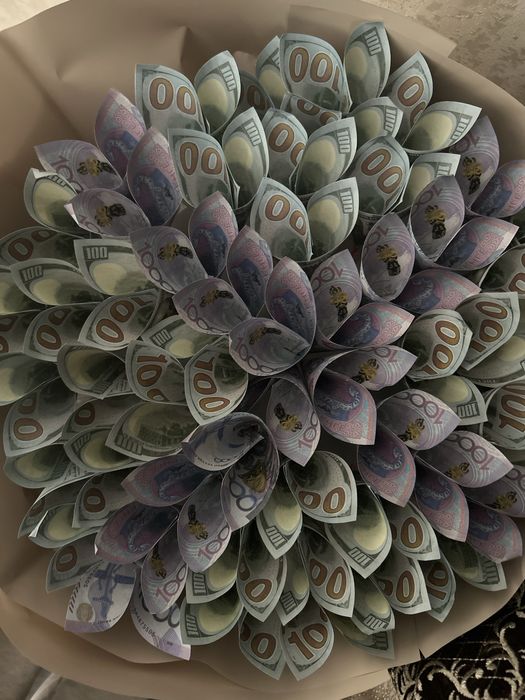 Өтірік ақшалардан жасалған букет