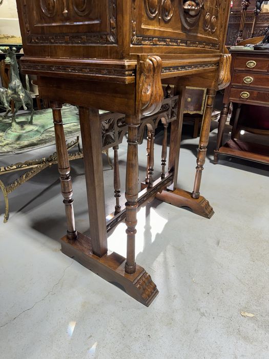 Secretier din lemn cu sculpturi