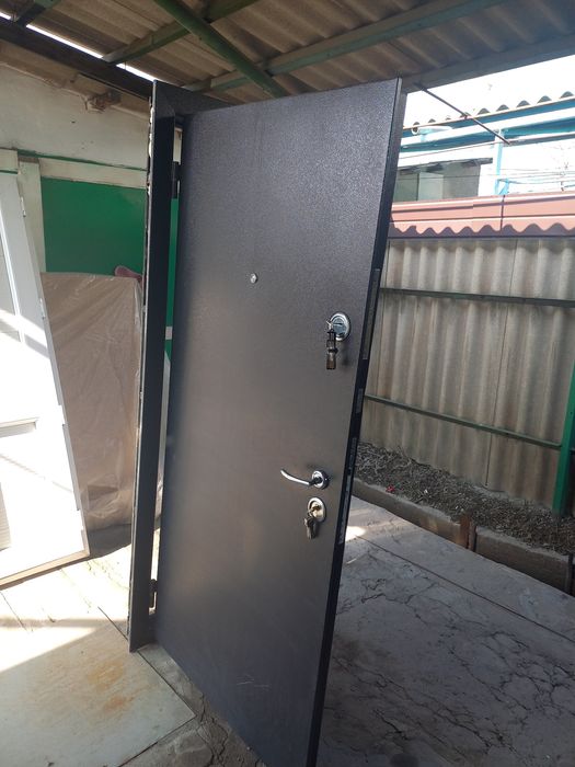 Железная входная дверь