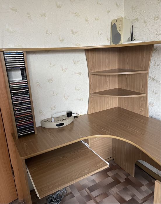 Угловой компьютерный стол