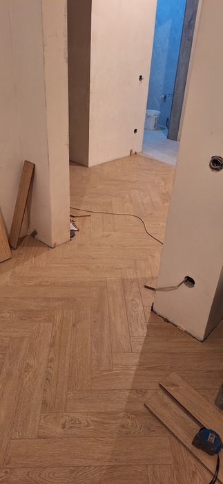 Обои. Ламинат. Плинтуса