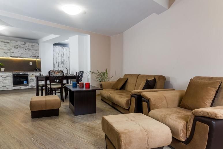 Дава се под наем Тристаен апартамент в Пловдив, Център - 180 кв.м за 900 € - Снимка #1