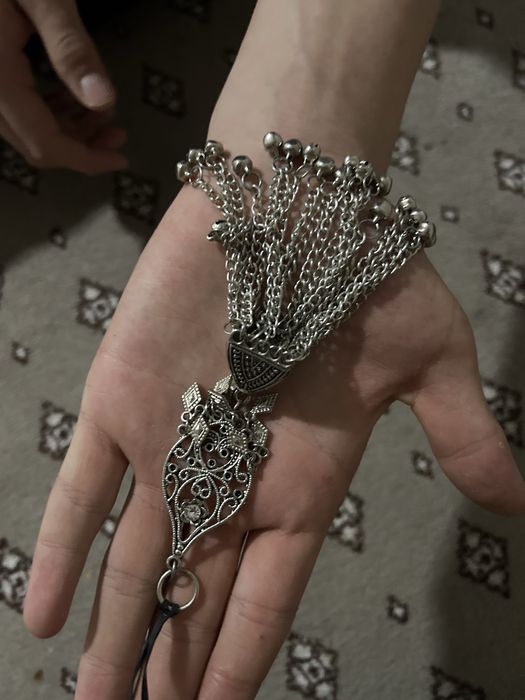 Стильные серебряные урашения в отличном состоянии.В комплекте серги