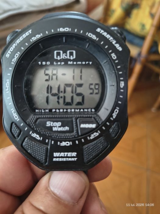 Cronometru digital de mână Q&Q MF01J002Y cu funcție de ceas.