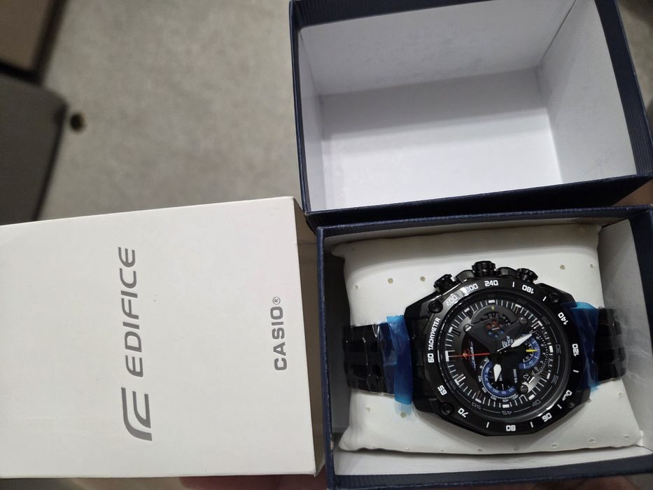 Нов часовник Casio Edifice Red Bull