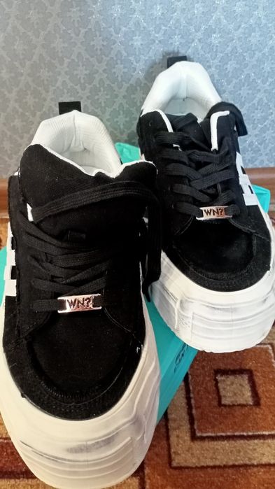 Кроссовки . Новые