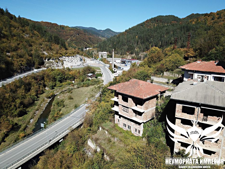 Нова къща с 388кв. РЗП и двор 600кв кв.Устово гр.Смолян