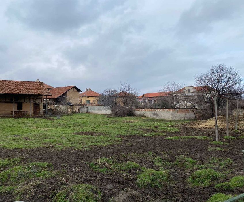 ПРОСТОРЕН ПАРЦЕЛ в центъра на с. Каравелово