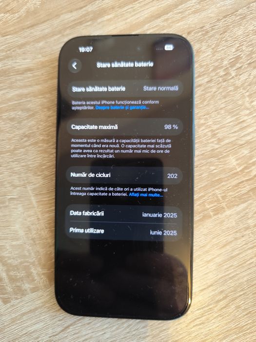 Vând iPhone 16 folosit, în stare foarte bună, huse cadou