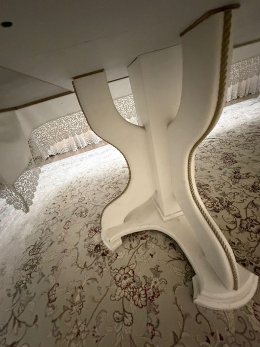 Белый стол длинный