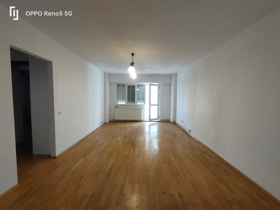Apartament cu 3 camere de închiriat