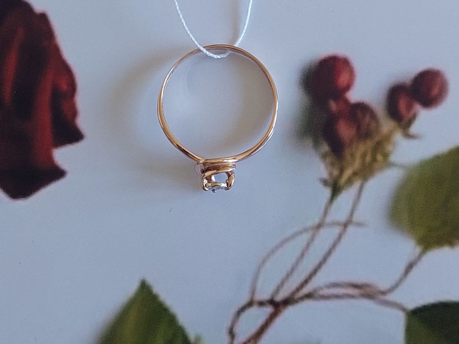 Золотое кольцо с бриллиантом