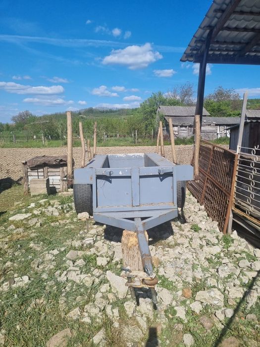 Remorca tractor basculabila