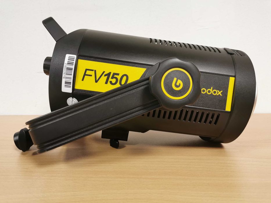 Хибридно LED осветление и светквавица Godox FV150