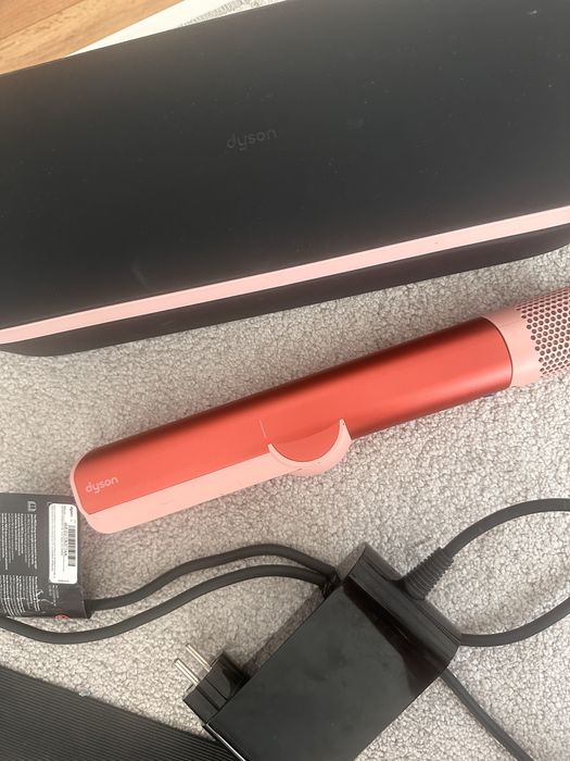 Dyson Airstrait.
