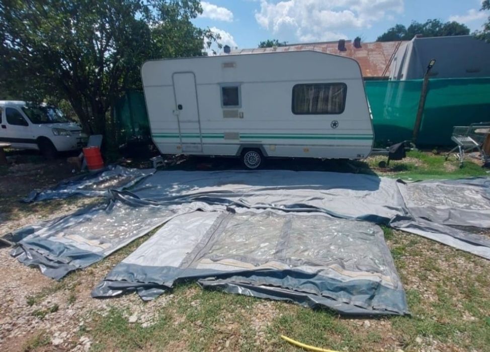 Cort brand pentru rulote