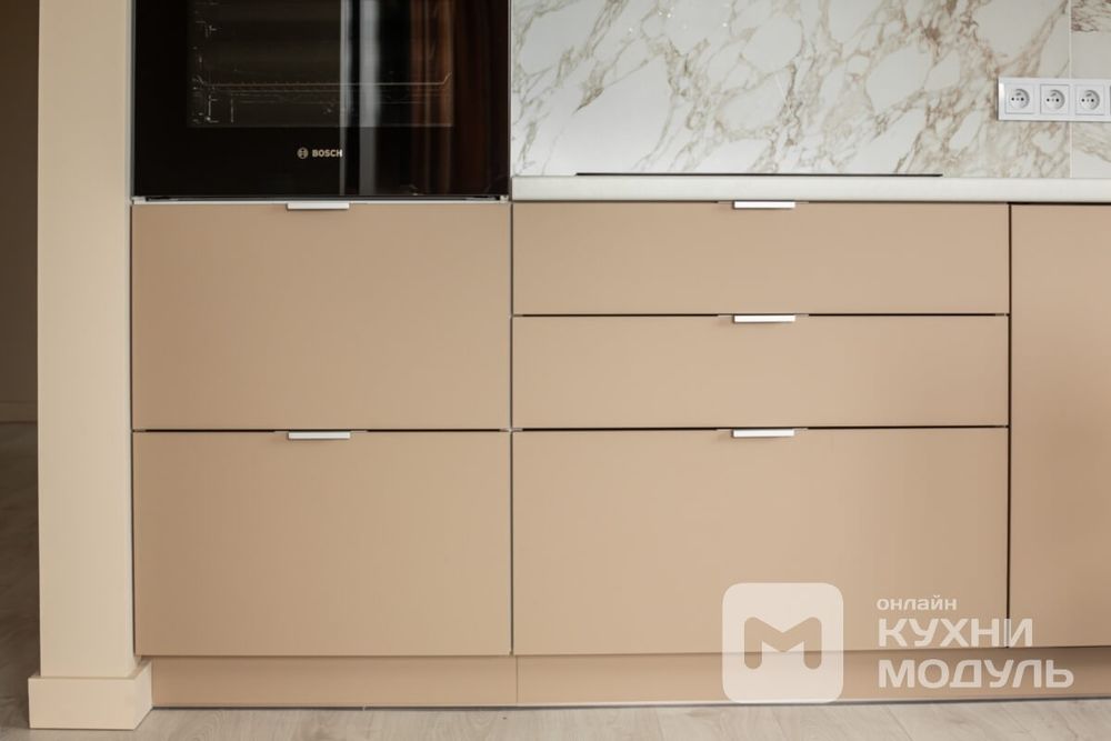 Прямая кухня под потолок в 3 яруса