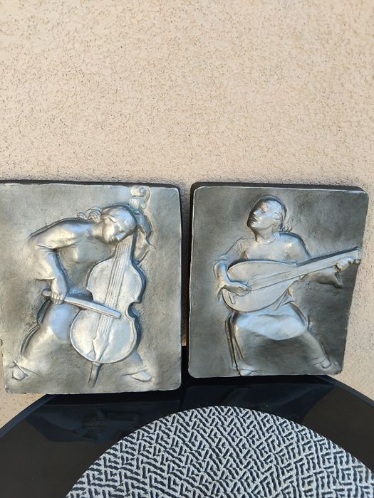 Vând tablouri din aluminiu turnat.