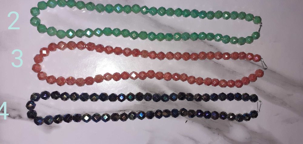 Бусы разнообразного стиля и заколка